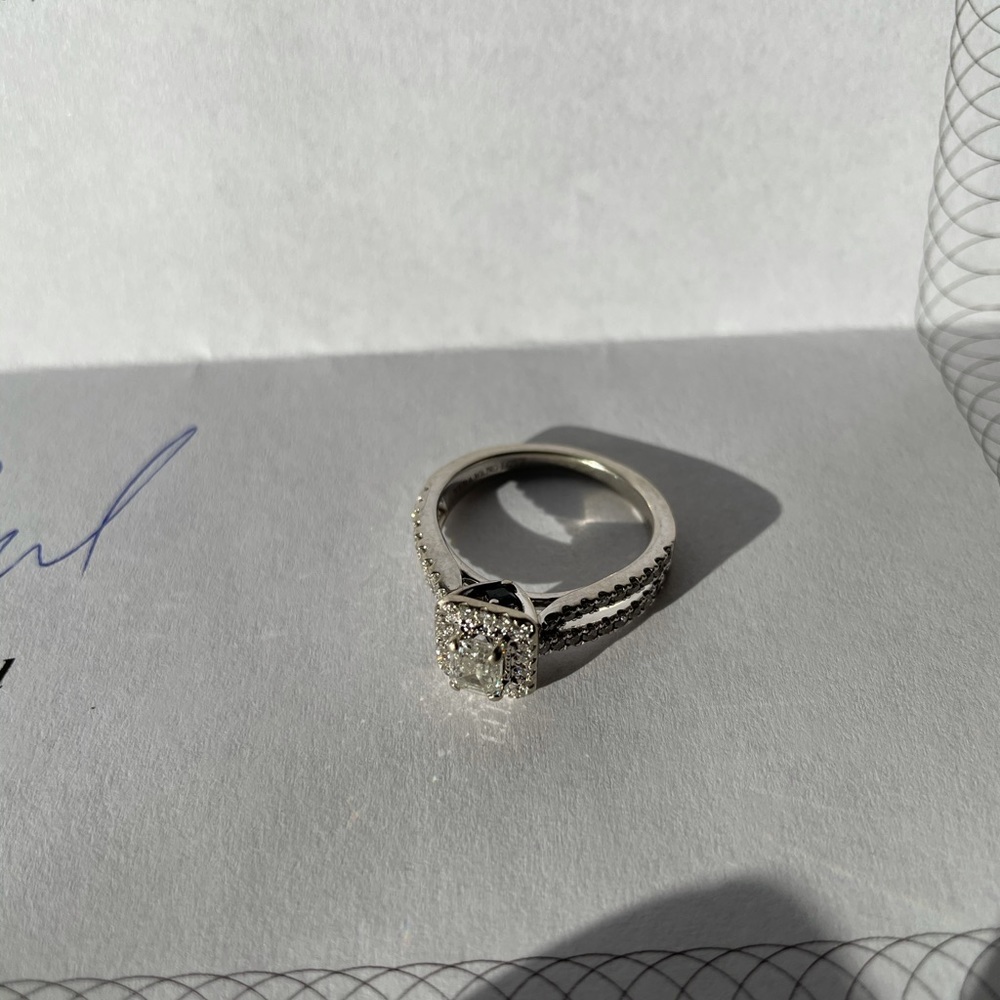 1kt total weight of diamond with a 1/2kt center stone.